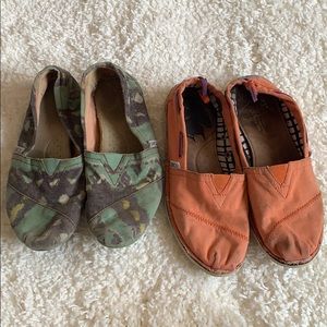 2 pair of Toms size 7